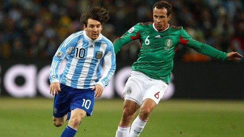 Lionel Messi escapes from Gerardo Torrado in a Argentina vs Mexico match
