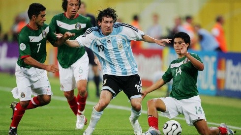 Sinha, Gerardo Torrado y Gonzalo Pineda ante Lionel Messi en Alemania 2006.