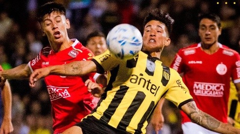 Acción de juego entre Peñarol y Rentistas.