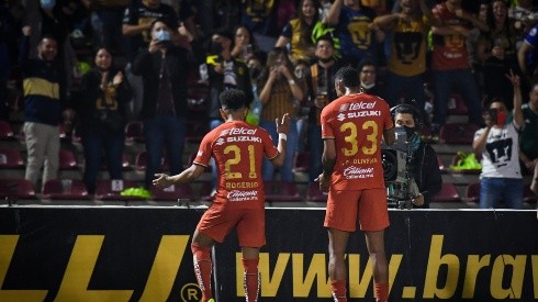 Diogo y Corozo festejan el gol