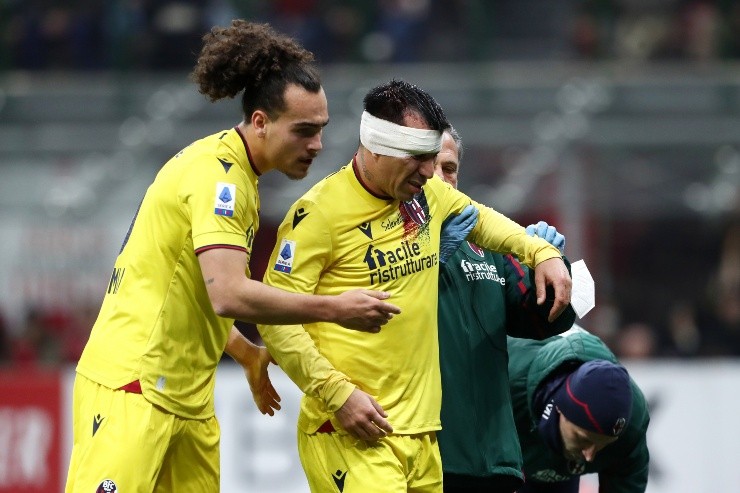 El defensor nacional salió sustituido a los 82' tras un fuerte choque con Zlatan Ibrahimovic | Foto: Getty Images 