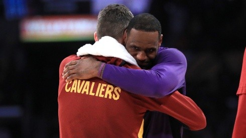 LeBron James abraza a Kevin Love.