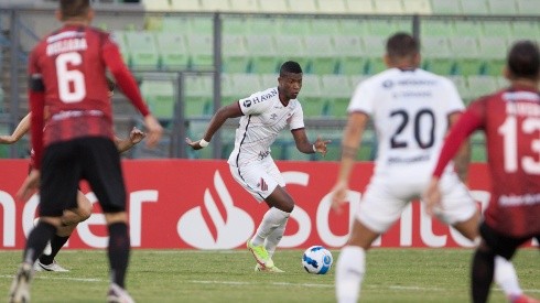 Acción de juego entre Paranaense y Caracas.