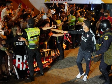 Locura por River en Lima: apenas se levantó el toque de queda, los hinchas coparon el hotel