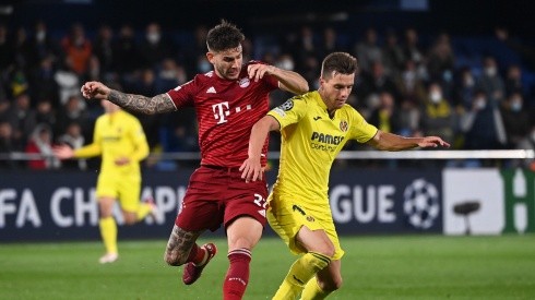 Munich's Lucas Hernandez (l) and Villarreal's Giovani Lo Celso fight for the ball.