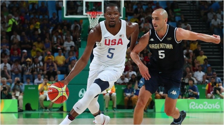 Ginóbili ante Kevin Durant en un USA vs Argentina. (Getty Images)