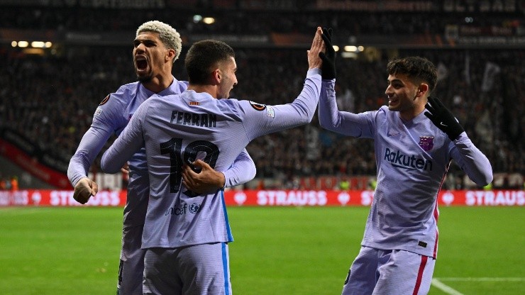 Ronald Araújo, Ferran Torres y Pedri celebrando el empate de Barcelona.