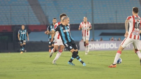 Racing se trajó tres puntos claves del Centenario al ganarle sobre el final a River de Montevideo