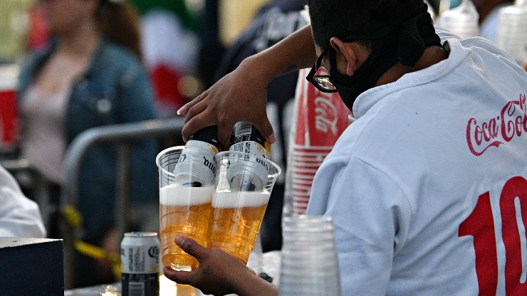 Ciudad de Mexico, 25 de septiembre de 2021. Vendedores de cerveza durante el partido de la jornada 10 del torneo Grita Mexico Apertura 2021 de la Liga BBVA MX, entre Águilas del America y Chivas Rayadas del Guadalajara, celebrado en el Estadio Azteca. Foto: Imago7/Etzel Espinosa