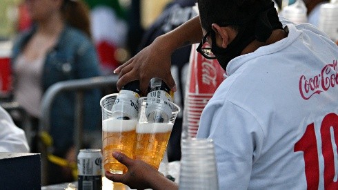 Ciudad de Mexico, 25 de septiembre de 2021. Vendedores de cerveza durante el partido de la jornada 10 del torneo Grita Mexico Apertura 2021 de la Liga BBVA MX, entre Águilas del America y Chivas Rayadas del Guadalajara, celebrado en el Estadio Azteca. Foto: Imago7/Etzel Espinosa