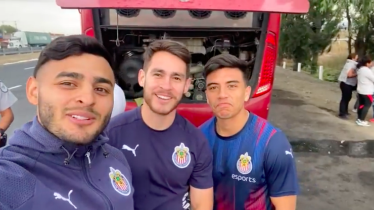 Alexis Vega, Jesús Angulo y Fernando Beltrán con el autobús descompuesto.