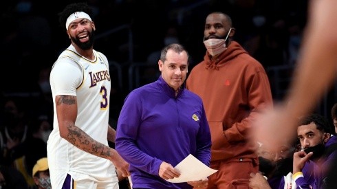 LeBron James, entrenador de Los Angeles Lakers, junto a Anthony Davis y LeBron James
