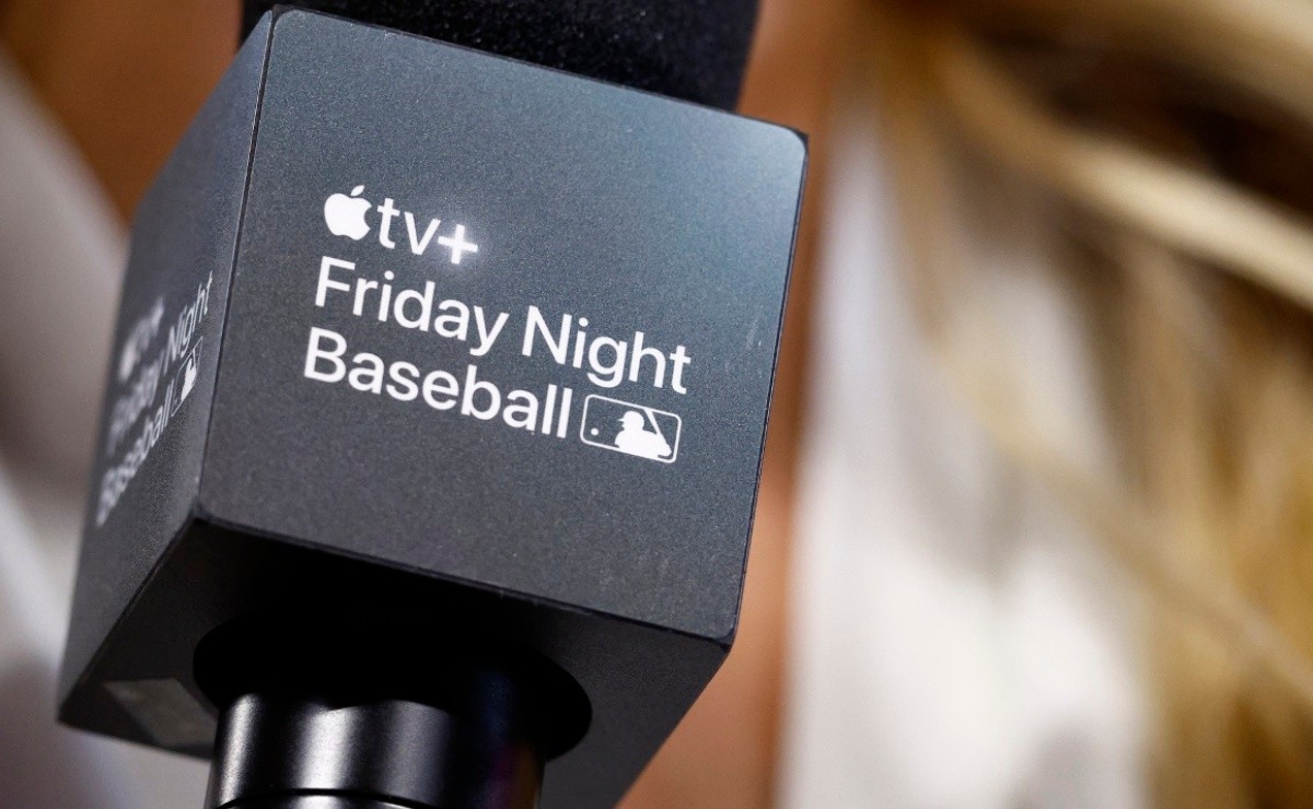 Who are the female announcers of Apple TV Friday Night Baseball?