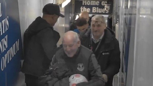 Video: Yerry apareció en el camerino y puso la fiesta tras triunfo de Everton
