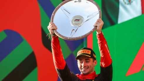 ¡Encantado! Charles Leclerc se rindió a los pies del equipo de mecánicos de Ferrari
