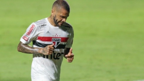 Daniel Alves com a camisa do São Paulo (Foto: Marcello Zambrana/AGIF)