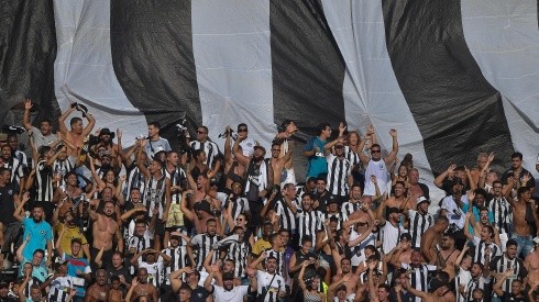 Foto: Thiago Ribeiro/AGIF | A torcida do Botafogo lotou o Nilton Santos para apoiar o clube na estreia do Brasileirão