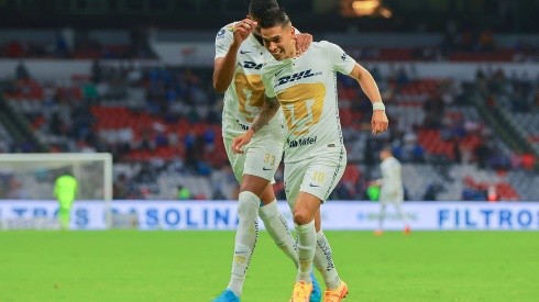 Favio festeja su gol en el Azteca