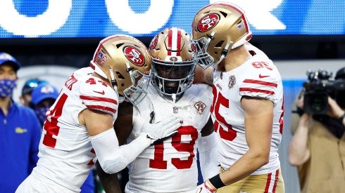 Kyle Juszczyk, Deebo Samuel y George Kittle.