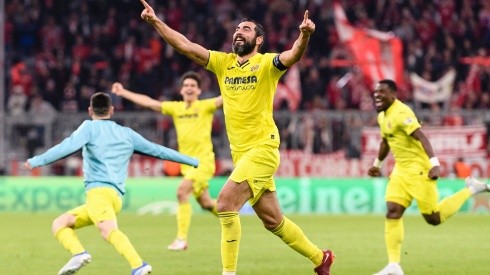 Raúl Albiol of Villarreal celebrates with his teammates after Villarreal qualify for the Champions League Semifinals