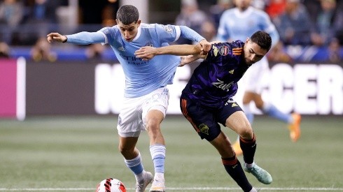 Santiago Rodríguez of New York City FC and Alex Roldan of Seattle Sounders battle for the ball