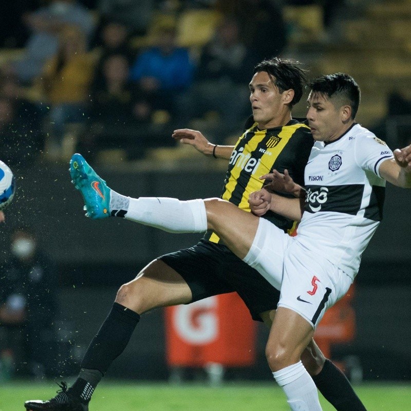 Peñarol se hizo fuerte de local ante Olimpia y sumó su primer triunfo