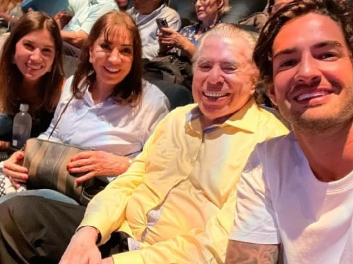 Silvio Santos assiste jogo de futebol com família em Orlando e