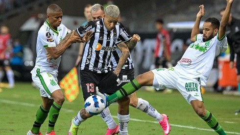 Acción de juego entre Mineiro y América.