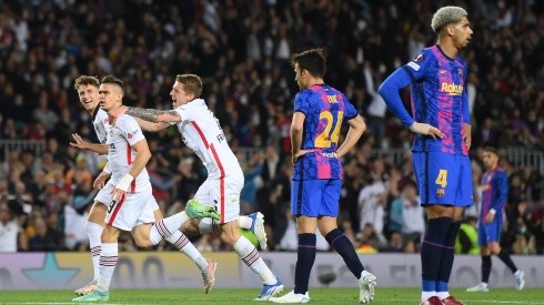 El festejo de Santos Borré por su gol y el bajón de los futbolistas del Barça.