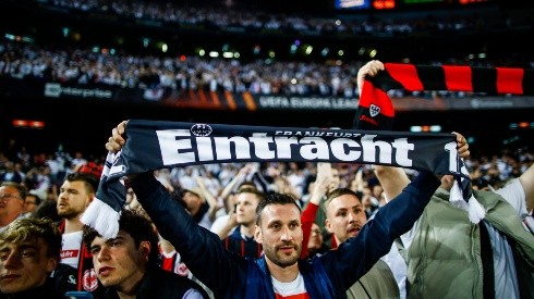 La invasión blanca del Eintracht en Barcelona