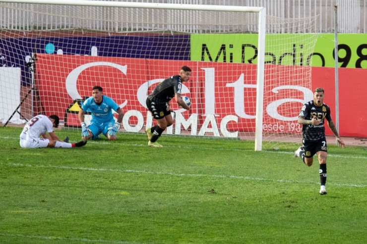 Rodrigo Piñeiro anotó en la agonía para darle el triunfo a los Hispanos | Foto: Agencia Uno 