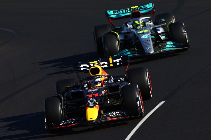 Checo superó con facilidad a Lewis Hamilton. Getty Images