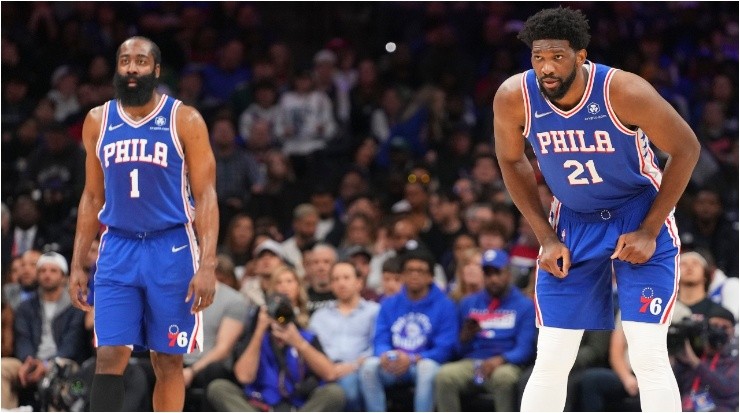 James Harden y Joel Embiid (Foto: Mitchell Leff | Getty Images)
