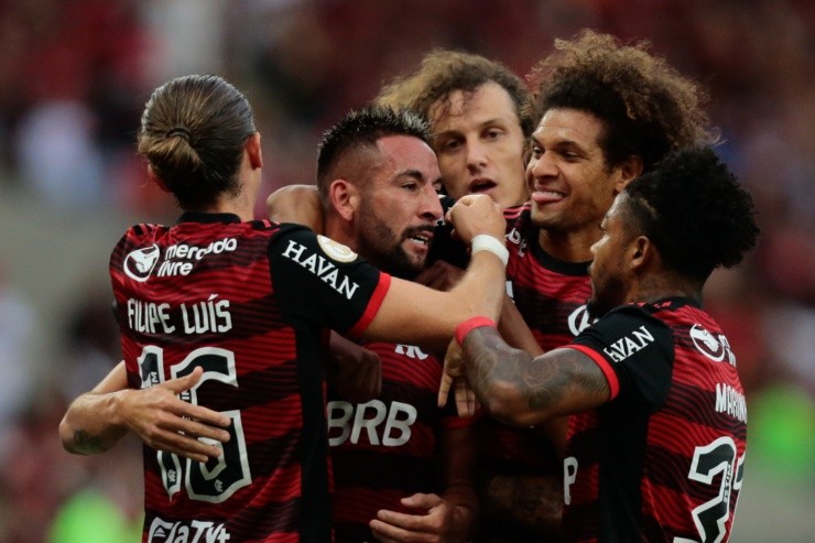 Los compañeros de Isla celebraron de manera desenfrenada el tanto del chileno | Foto: Flamengo 