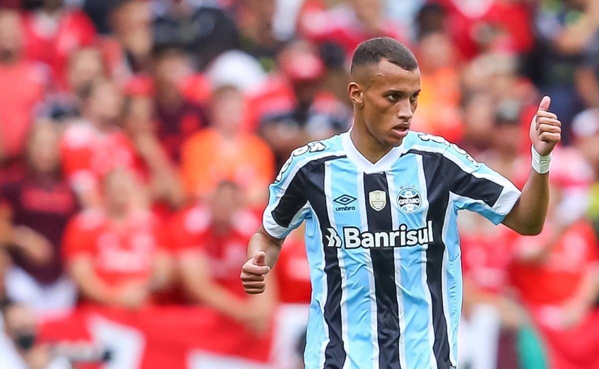 Com multa de R$ 650 milhões, Grêmio renova com atacante Wesley revelação da  base