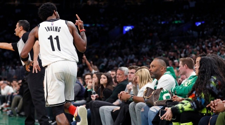 Kyrie Irving y su gesto para la hinchada de Boston Celtics. (Jim Davis/The Boston Globe via Getty Images)