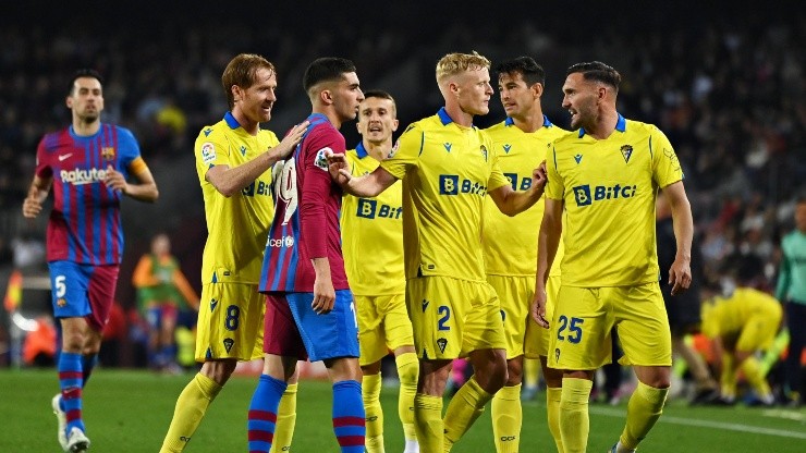 Ferran Torres entre los jugadores de Cádiz.