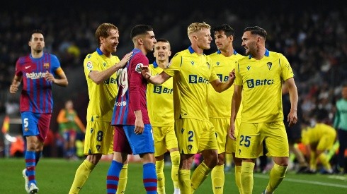 Ferran Torres entre los jugadores de Cádiz.