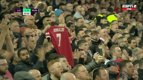 Video: Emocionante homenaje de los hinchas del Liverpool a Ronaldo por su bebé