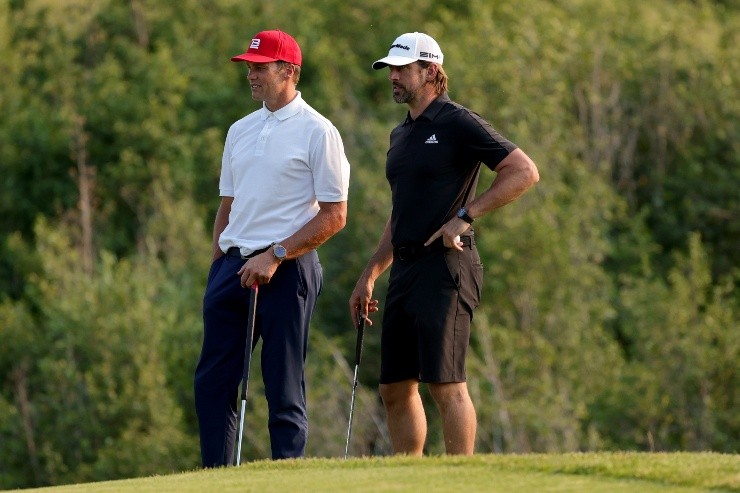 Stacy Revere/Getty Images for The Match - Brady e Rodgers em evento de golf