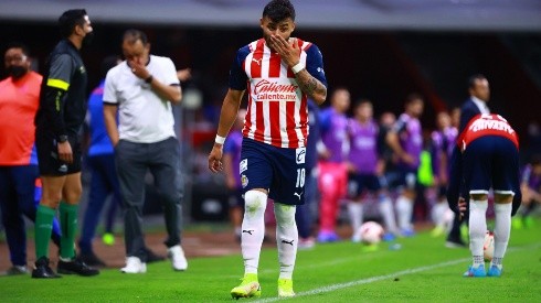 Vega obsequió la camisa con la que se marchó expulsado del Estadio Azteca