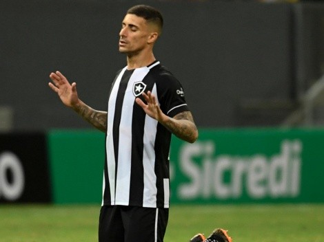 Torcida defende Sampaio e 'impede' entrada de reserva no Botafogo