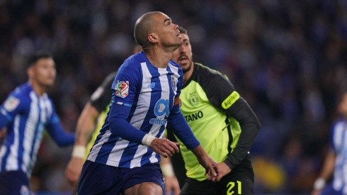 Pepe en acción con Porto ante Sporting Club.