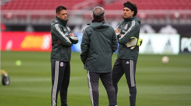 Chicharito having a talk with Guillermo Ochoa and Gerardo Martino during his last games with Mexico. (Omar Vega/Getty Images)