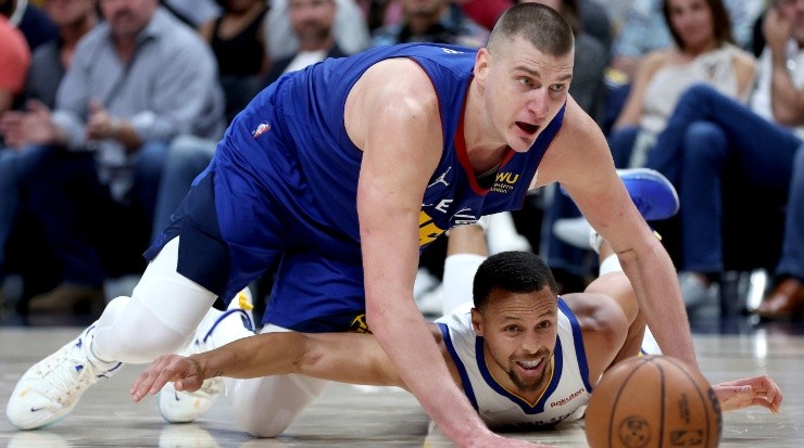 Nikola Jokic vs. Stephen Curry en NBA Playoffs (Foto: Getty Images)