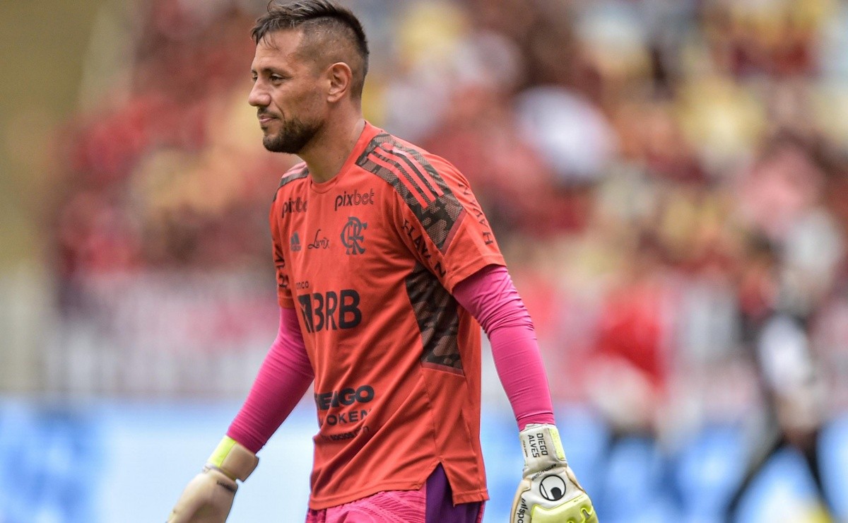 Alvo da torcida do Flamengo após derrota para o Grêmio, Isla