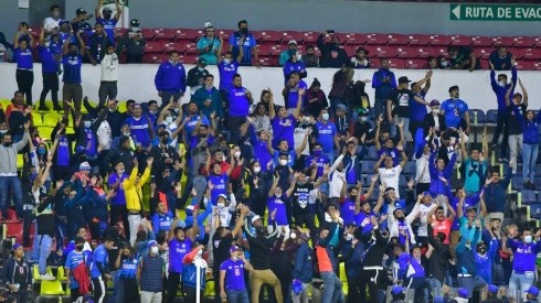 Fanáticos de Cruz Azul apoyan al equipo en un partido de Liga