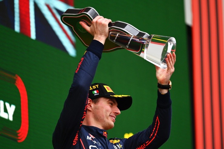 Dan Mullan/Getty Images - Verstappen com o troféu de vencerdor da corrida