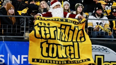 Fanático de Pittsburgh Steelers disfrazado de Santa Claus