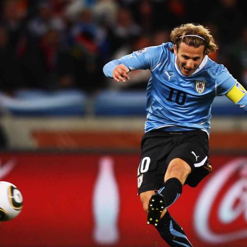 Golazo olímpico de Diego Forlán en la Liga Universitaria de Uruguay